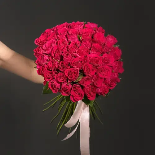 Букет из 51 малиновой кенийской розы