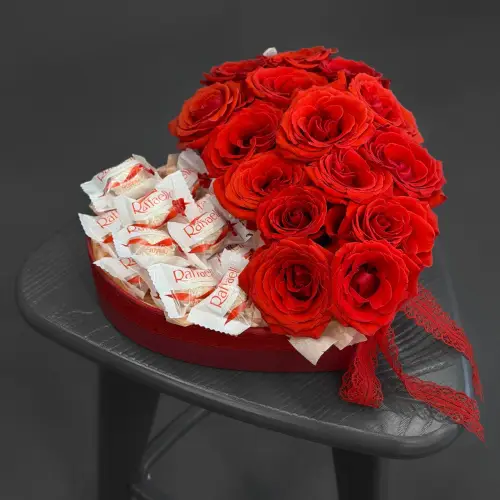 Цветочная композиция из роз с конфетами в виде сердца