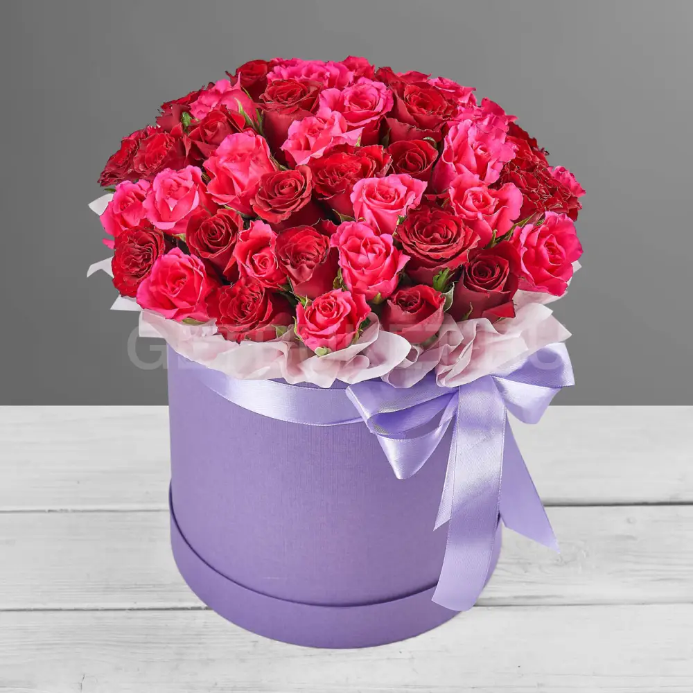 206226 Композиция из красно-розовых кенийских роз в шляпной коробке