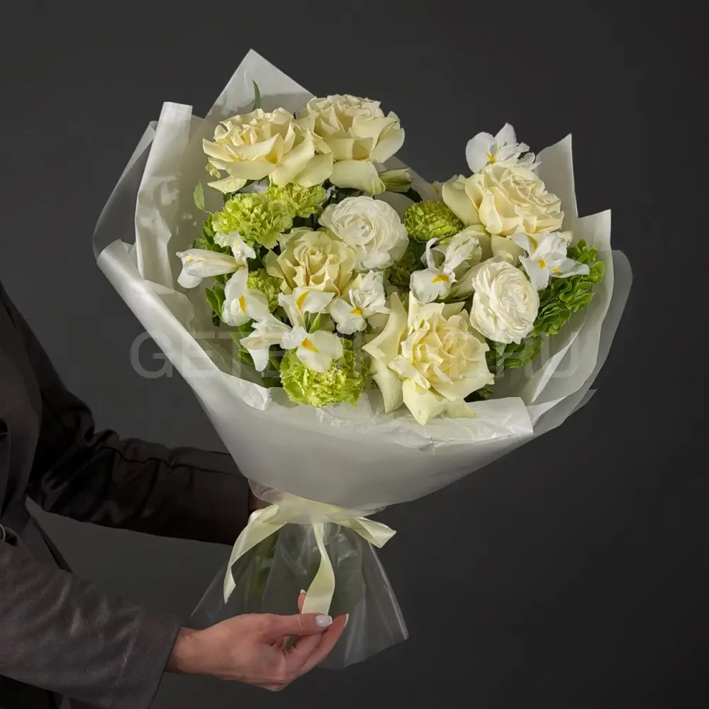 225170 Букет из роз, молюцеллы и ирисов