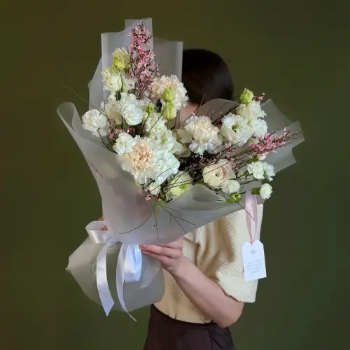 Букет с генистой, кустовой гвоздикой и эустомой 