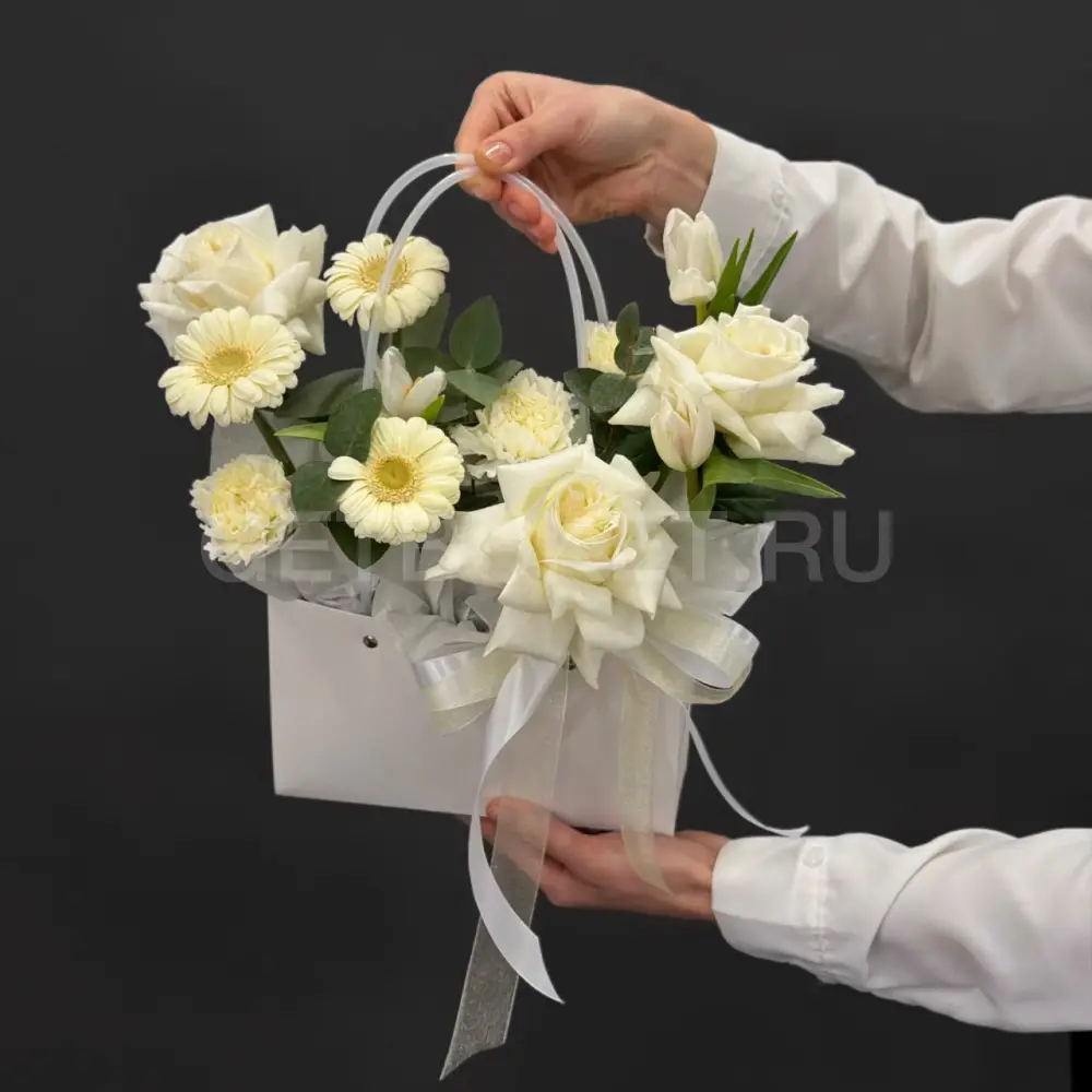 225219 Цветочная композиция из роз с гвоздиками и тюльпаном