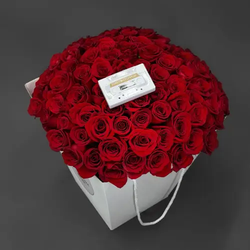 Букет из 101 розы с аудиокассетой в коробке