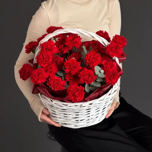 Цветочная композиция из гвоздик в плетеной корзине