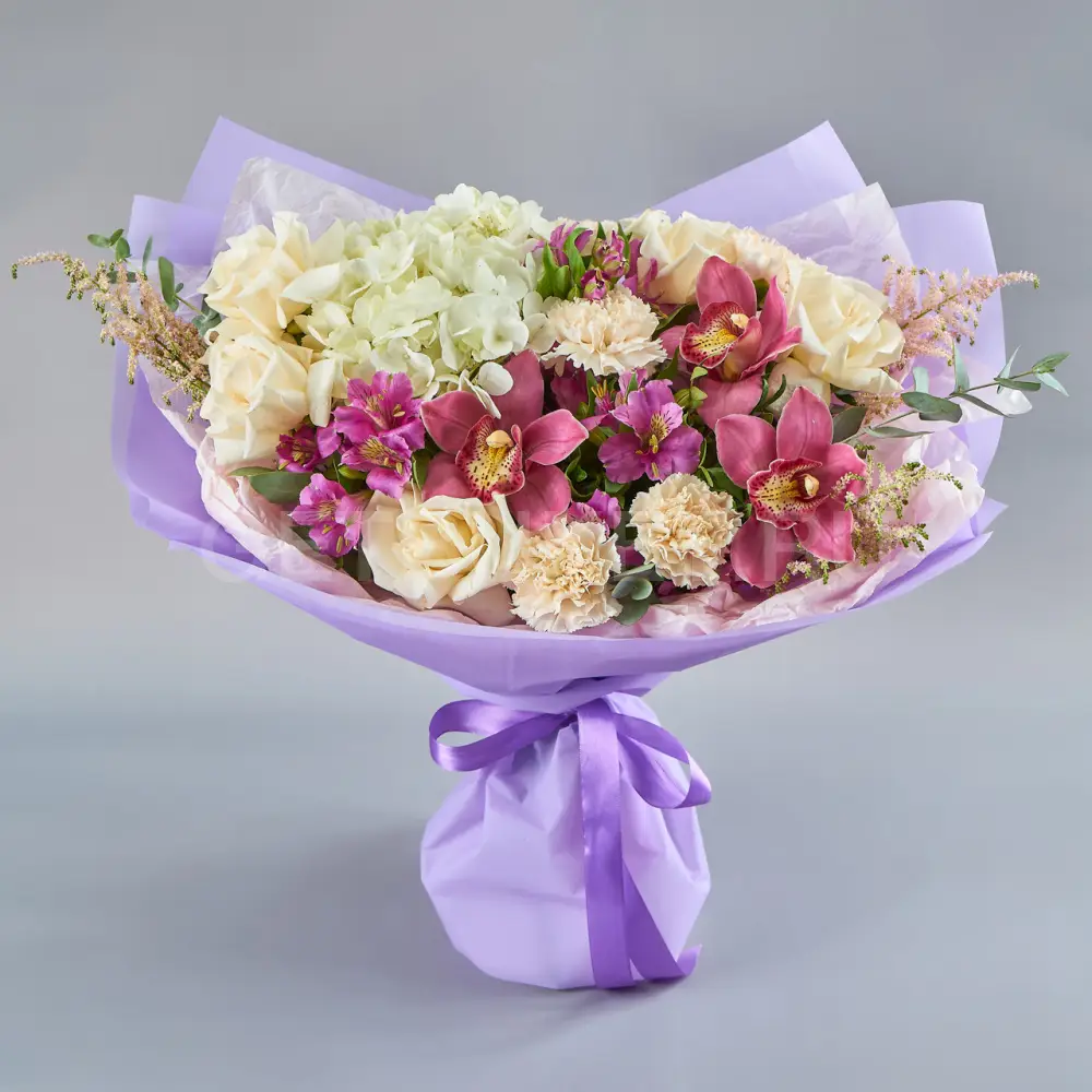 216025 Букет белых роз, гвоздик и гортензии с орхидеей 