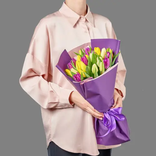 Букет из 25 тюльпанов в сиреневой упаковке